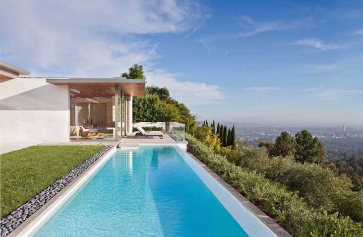 Uma bela piscina complementada por uma bela paisagem