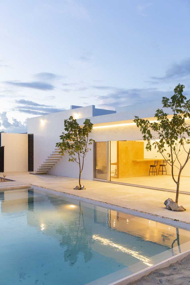 Essa piscina de fibra conta com a beleza de duas pequenas árvores na sua lateral