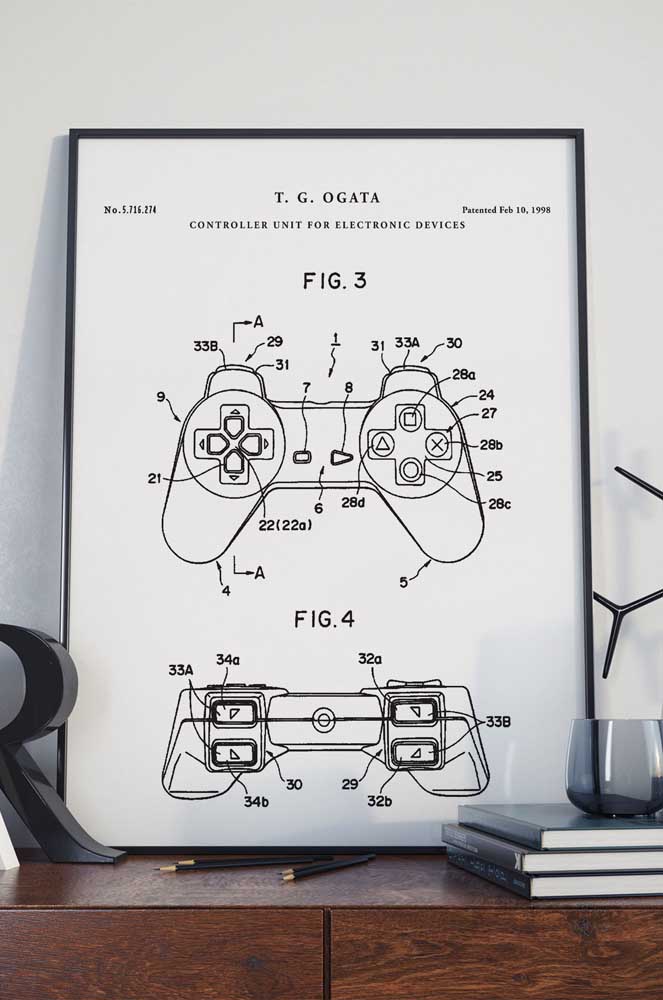 Nesse quarto gamer, o manual com as funções do controle virou quadro