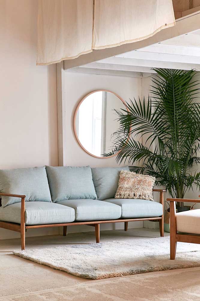 Decoração clean, neutra e delicada com o sofá azul claro