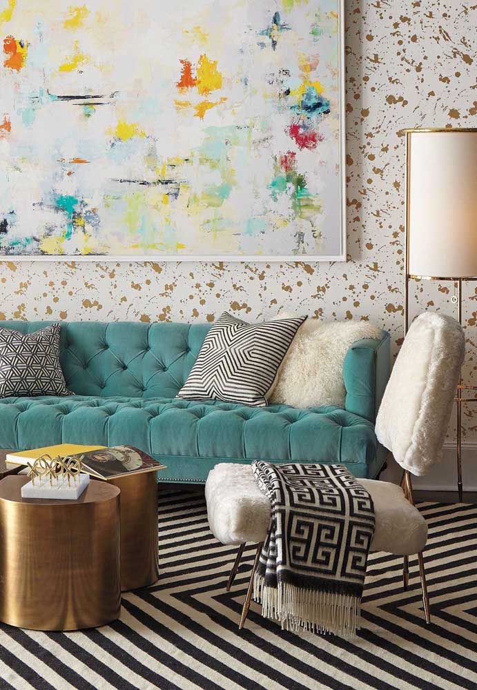 Essa sala se jogou no mix de cores e texturas sem medo de ser feliz! O sofá azul com capitonê é a peça chave da decor