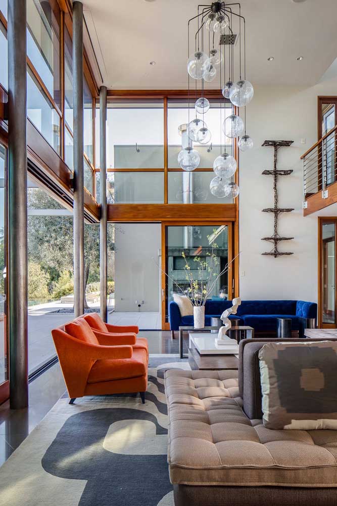 Azul e laranja: aqui, as cores complementares foram usadas nos sofás da sala ampla