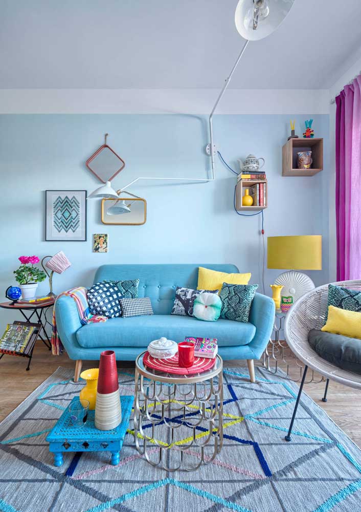 Linda inspiração de sala vintage decorada com sofá azul claro com pés de madeira