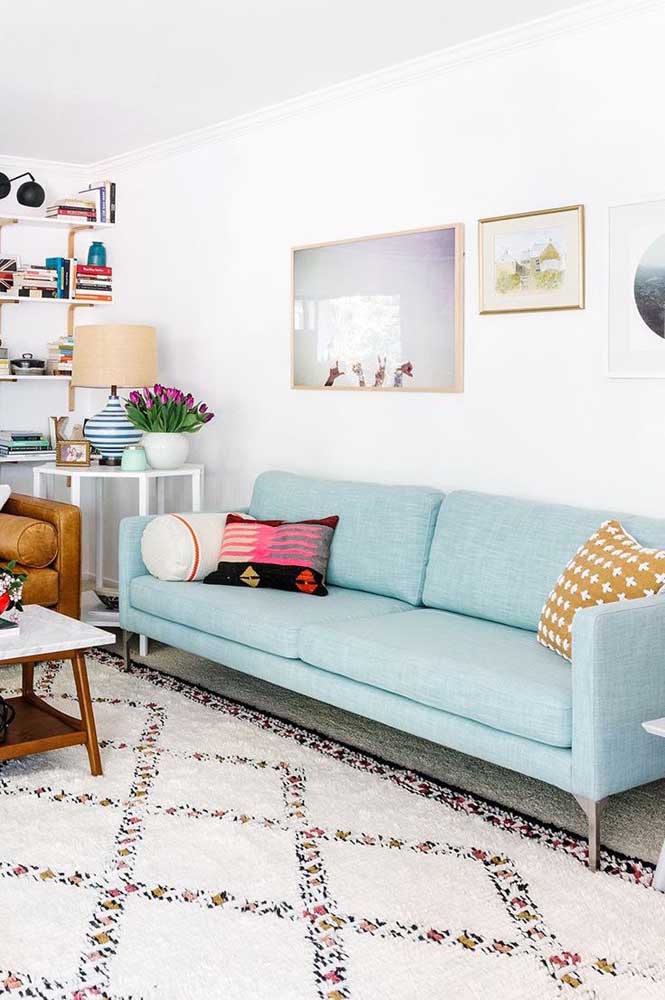 Um elegante sofá azul claro revestido com linho para a sala de estar com toque boho e escandinavo