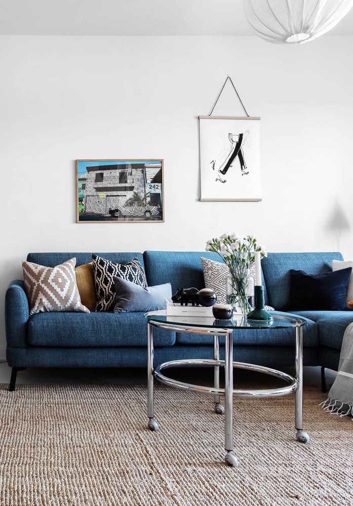 Todo charme e elegância de um sofá de linho azul petróleo