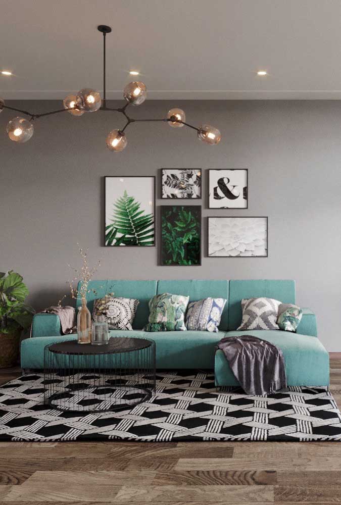 Nessa sala de estar de base cinza, o sofá azul claro traz conforto visual