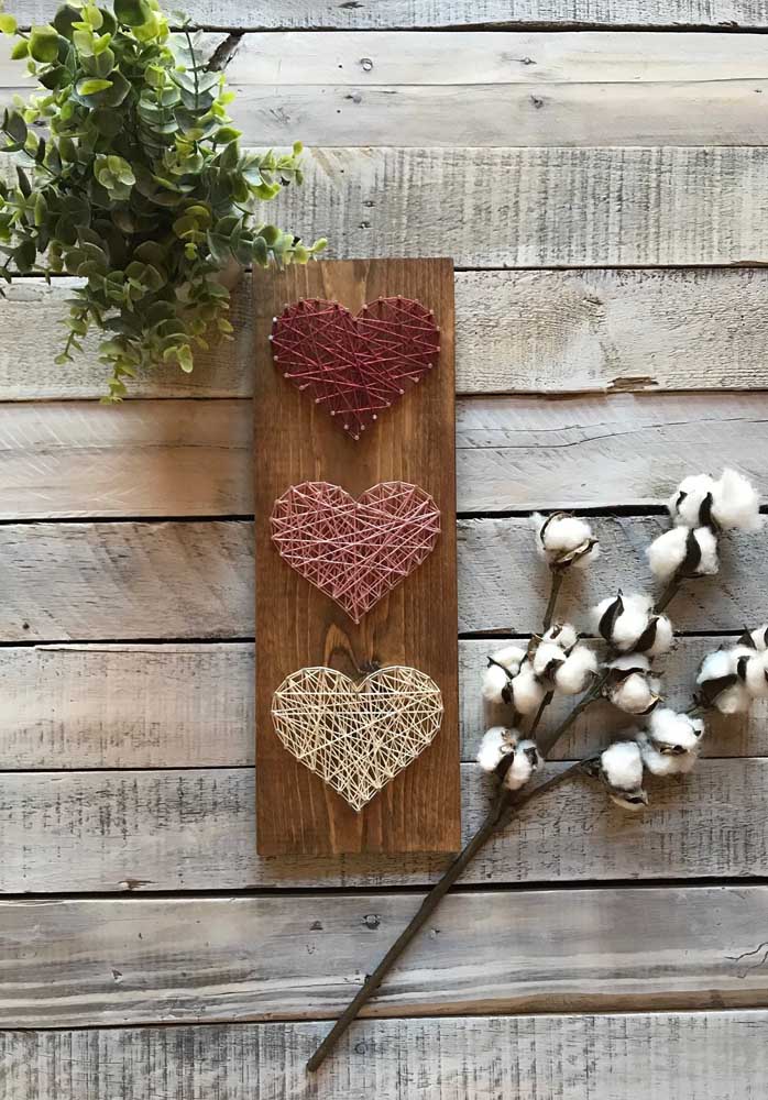 Modelo simples para se inspirar: trio de corações sobre a base de madeira