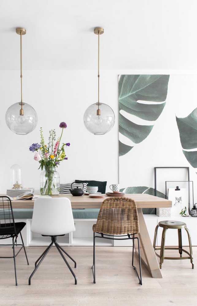 Essa sala super moderna trouxe um quadro gigante com folhas de Costela de Adão