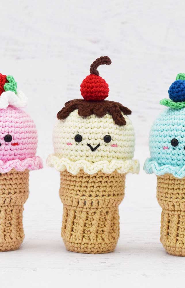 Da mesma forma, você pode fazer sorvetes de cone coloridos com a técnica amigurumi.