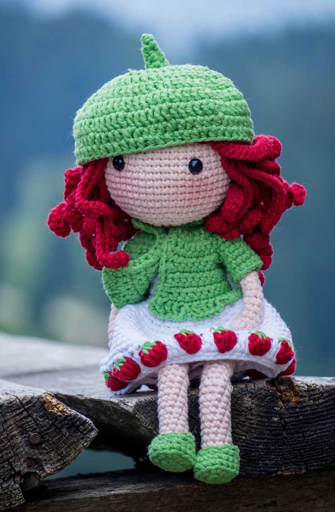 Lembra da boneca Moranguinho? Olha como ela fica linda feita de crochê com a técnica amigurumi.