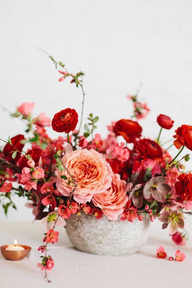 Arranjo de flores em tons de rosa e laranja: romântico e levemente rústico