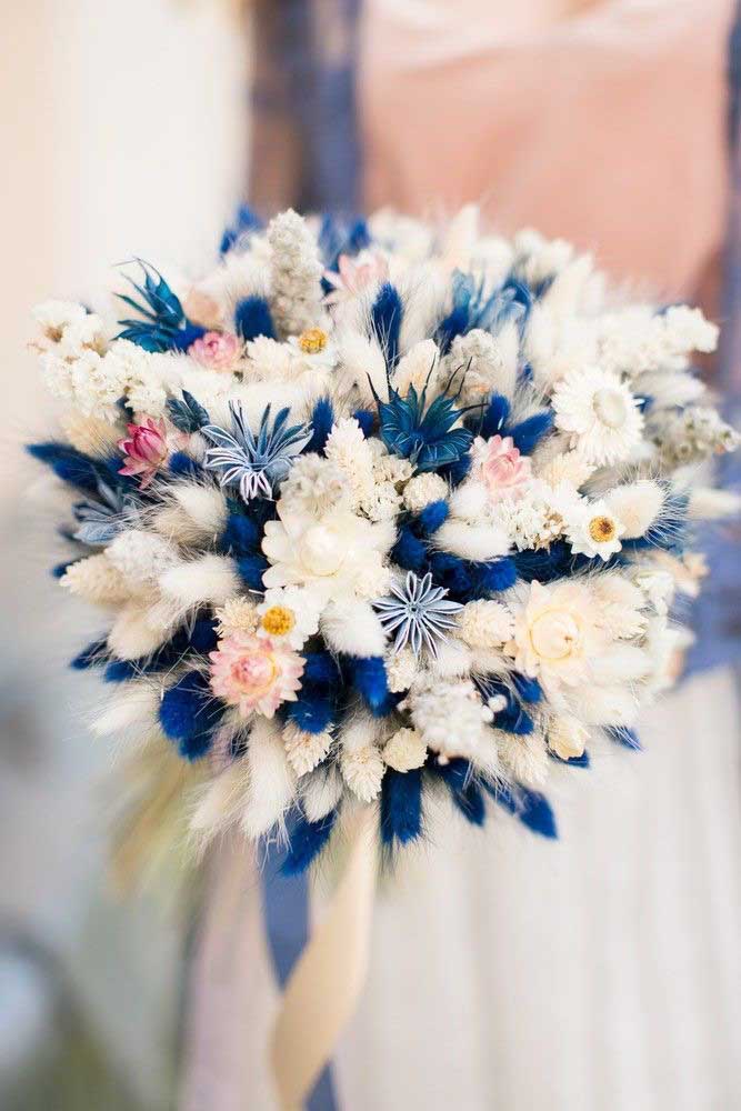 Buquê de flores rústicas que mescla tons de branco e azul