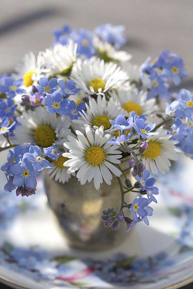 As margaridas são sempre uma linda opção para os arranjos florais; aqui, elas ainda vêm acompanhadas de delicadas flores lilás