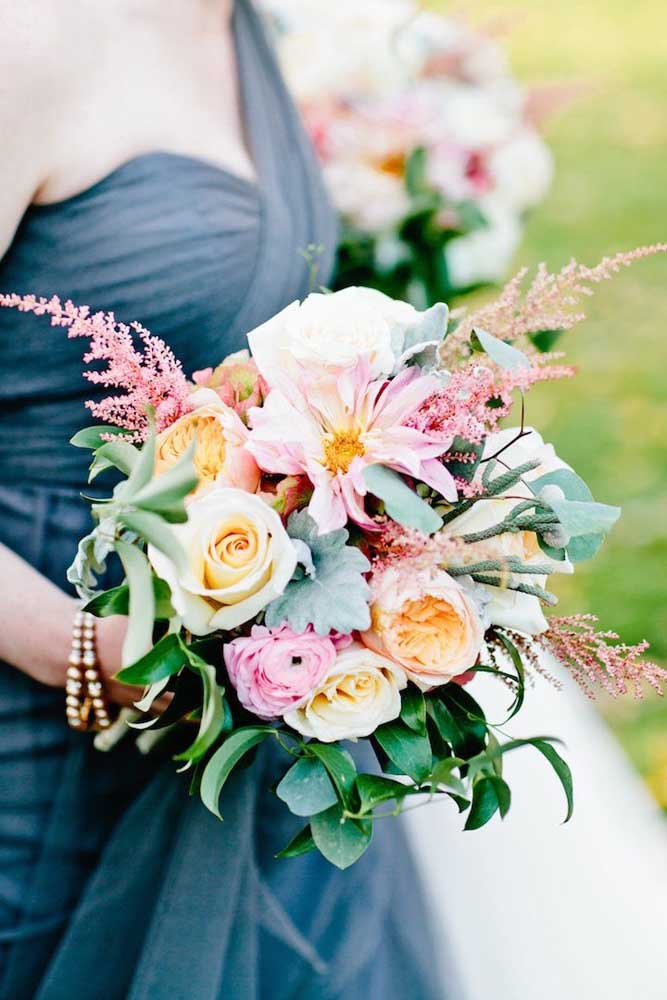 Esse é para as damas do casamento: buquê de flores coloridas e com um toque tropical
