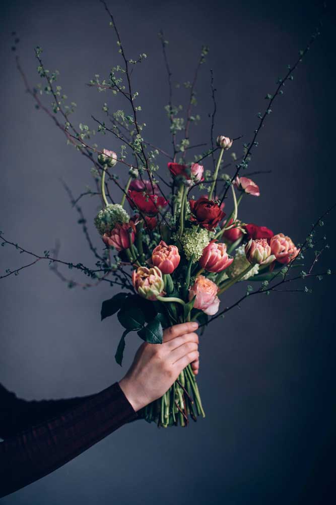 Para garantir que o arranjo de flores dure mais, amare-o com firmeza