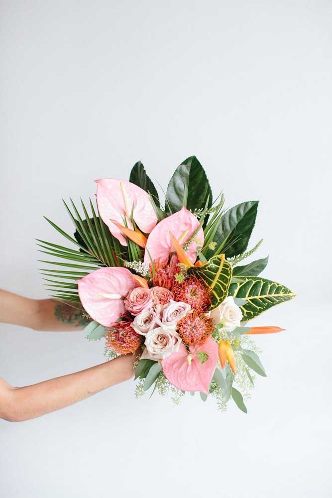 As folhas também são parte integrante do arranjo de flores, por isso selecione-as com carinho