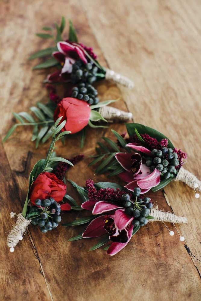 Buquês miniaturas feitos com flores e mirtilos 