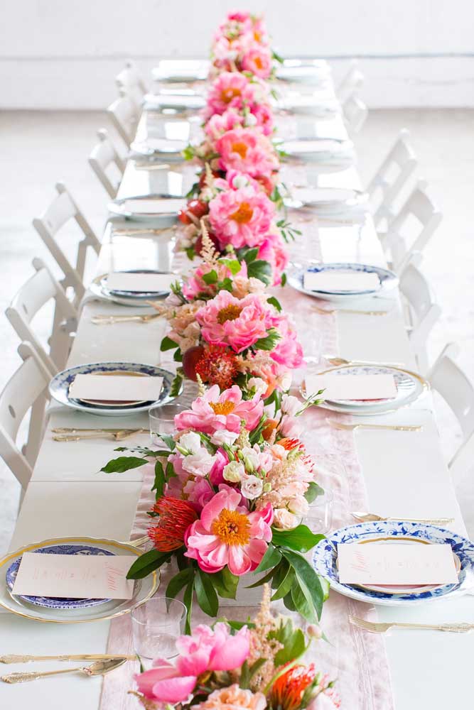 Arranjos pequenos e simples de flores para decorar a mesa dos convidados na festa
