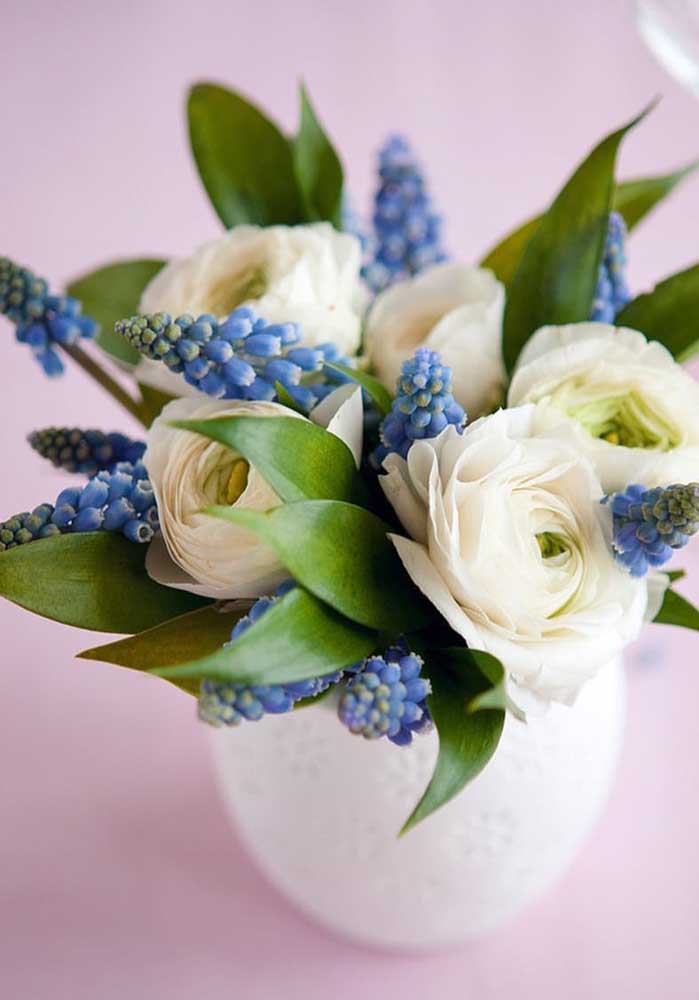 Rosas ficam lindas de qualquer jeito, inclusive quando combinadas com flores de outras espécies