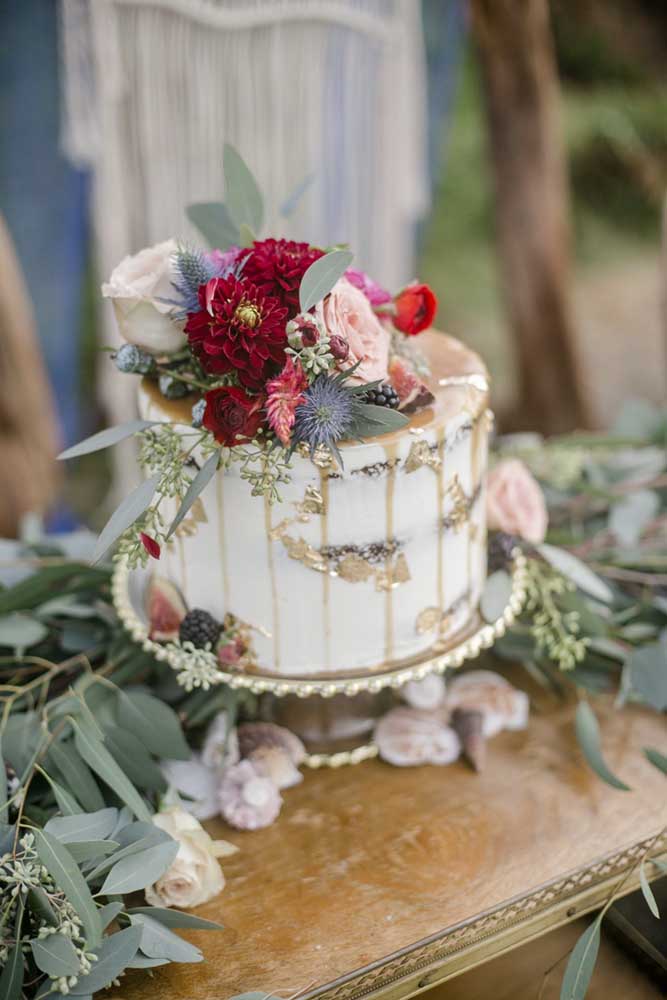 Os arranjos de flores também ficam lindos como enfeite no topo do bolo