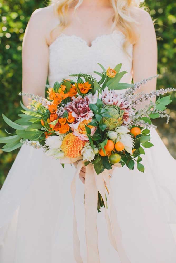 Buquê de noivas com flores laranjas: opção inusitada e diferente