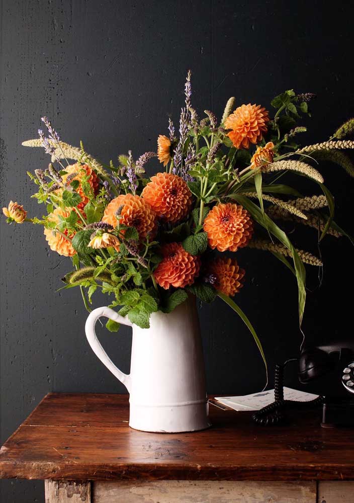 Um jarro, uma caneca ou uma garrafa: todos eles podem se tornar lindos vasos para o arranjo de flores