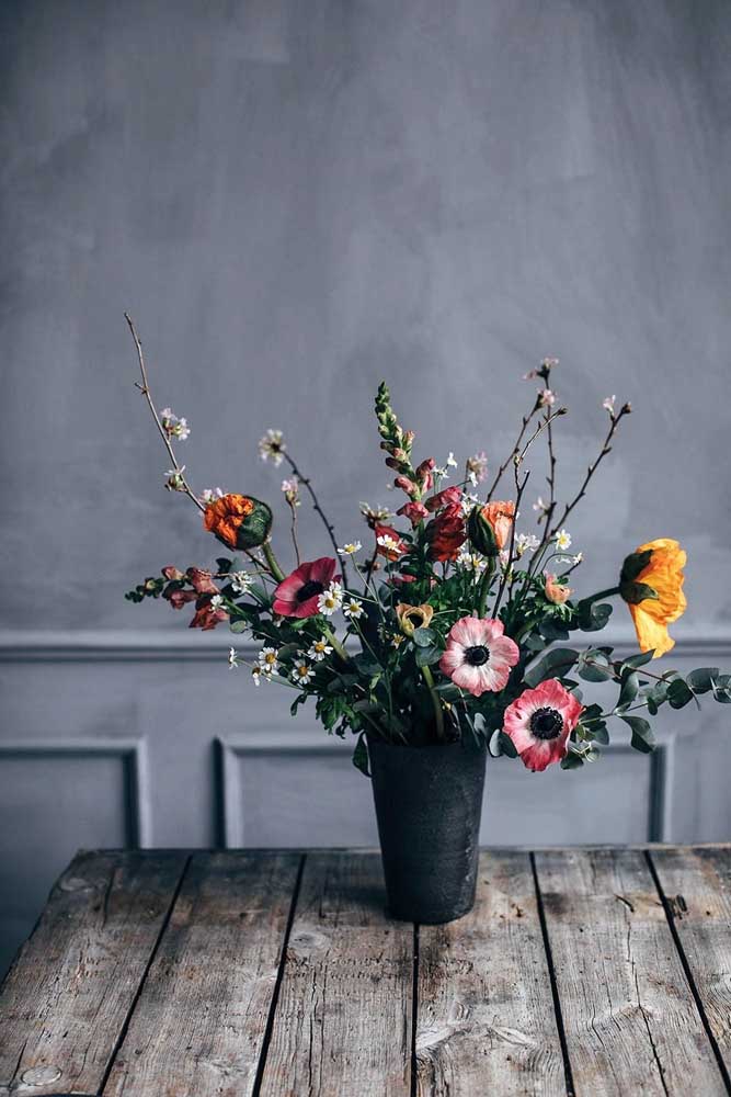 Arranjo de flores em estilo rústico para contrastar com a sobriedade do local