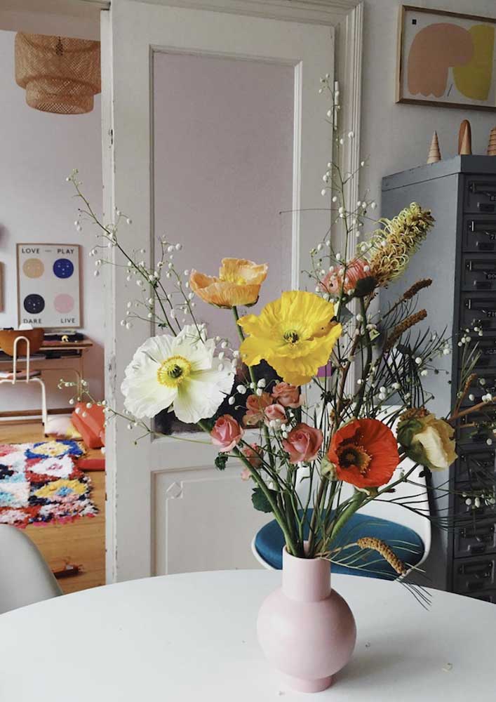 Um arranjo de flores despretensioso para ocupar o centro da mesa