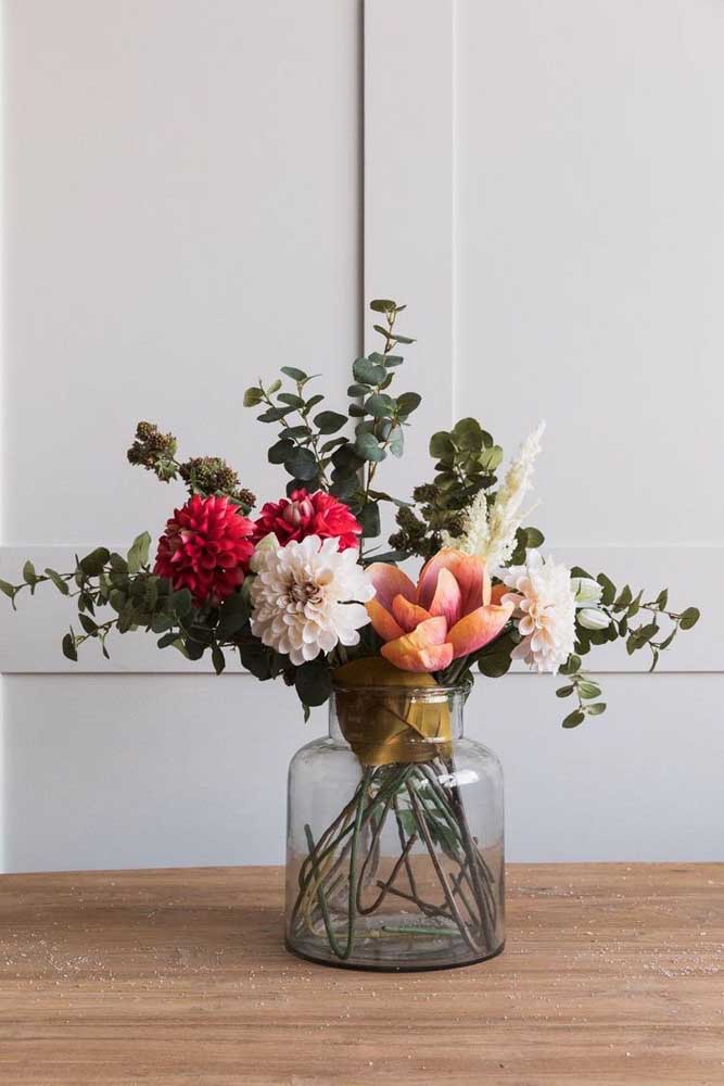 O vaso de vidro deixa o arranjo de flores mais moderno e elegante