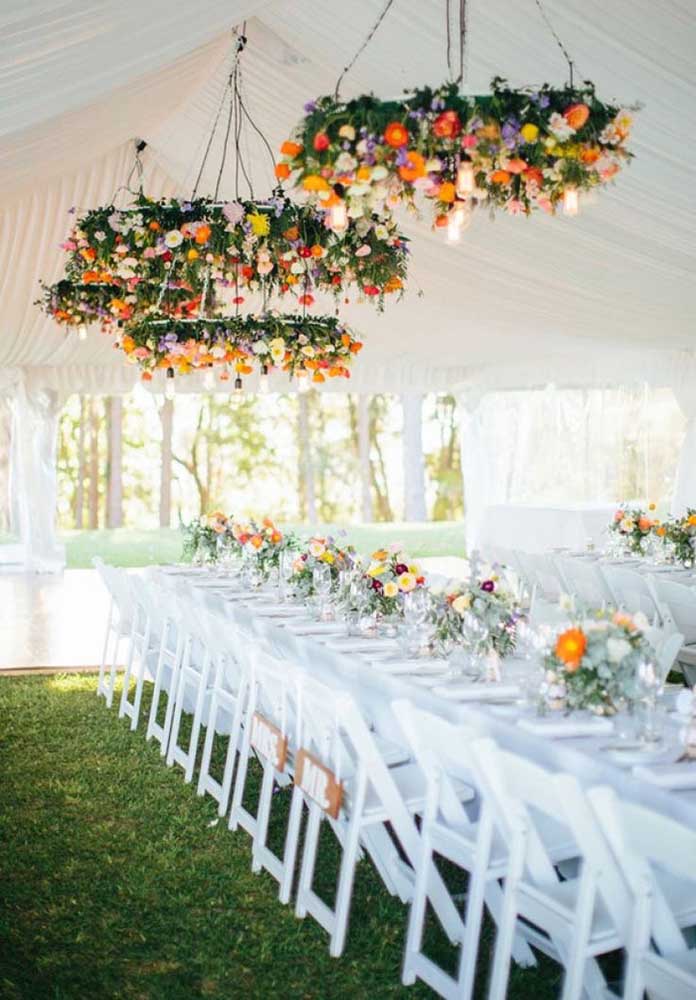 Arcos de flores gigantes e suspensos dão o tom nessa decoração de casamento