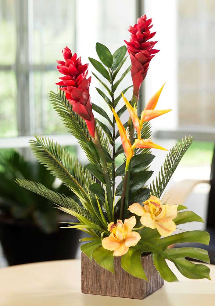Bromélias, orquídeas e estrelícias para um arranjo de flores exótico e tropical