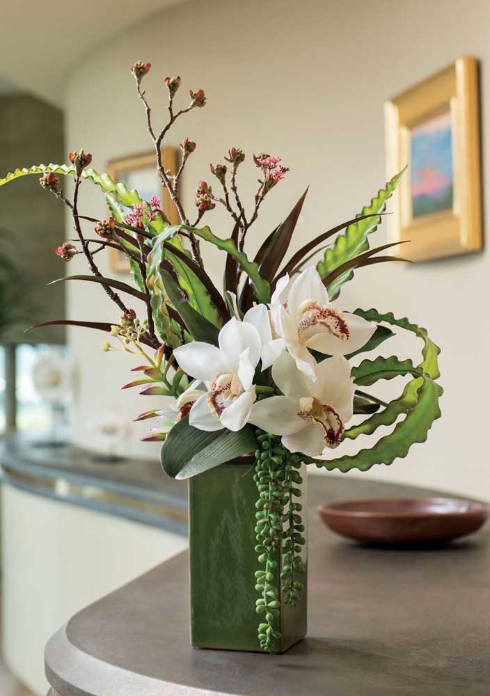 As orquídeas são o destaque desse arranjo de estilo tropical