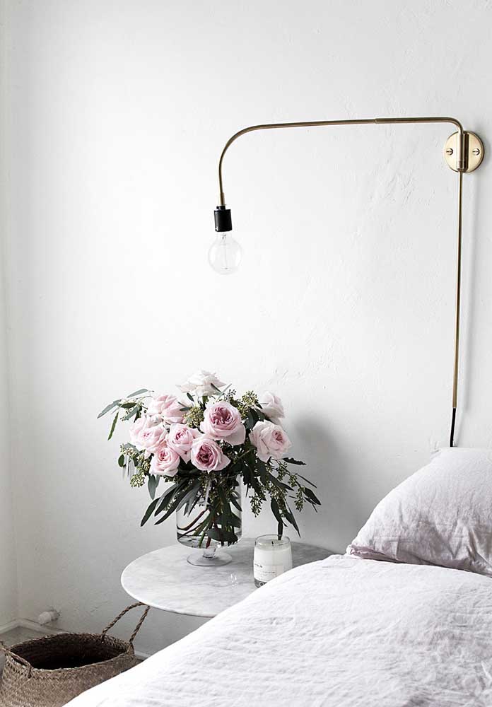 Esse quarto clean e minimalista contou com a beleza de um arranjo de rosas no recipiente de vidro; opção simples, mas de grande valor