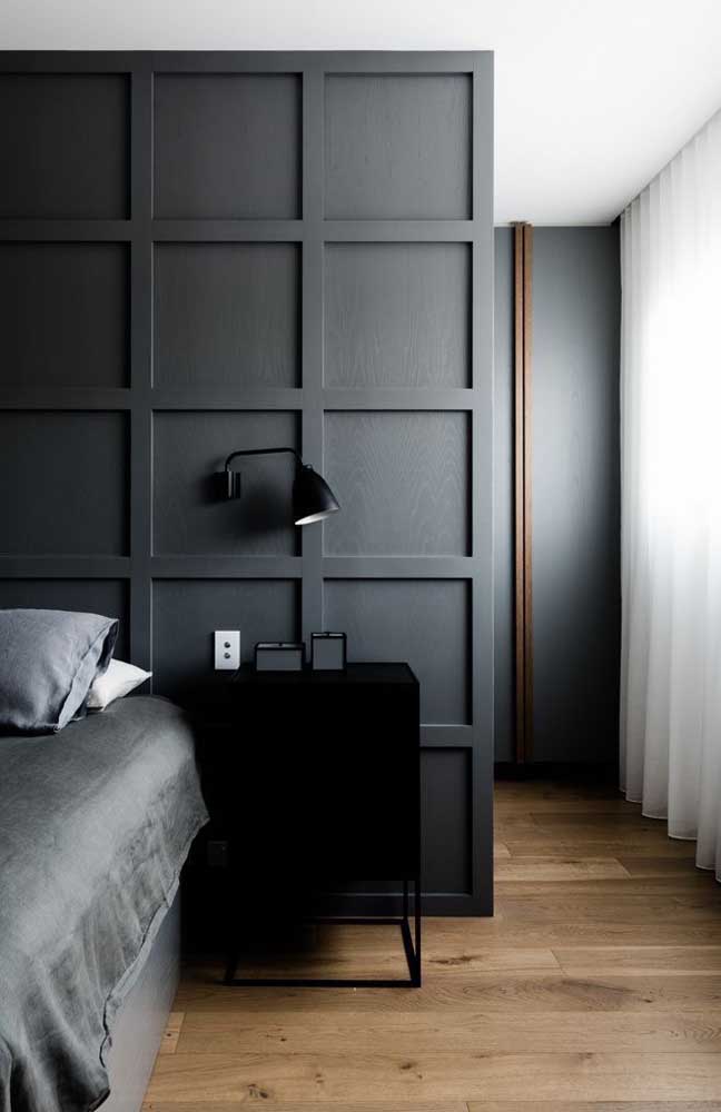 Um recamier super diferente para a sala cheia de estilo; o móvel conta com base em madeira, além de manta e almofadas para complementar o conforto e a estética