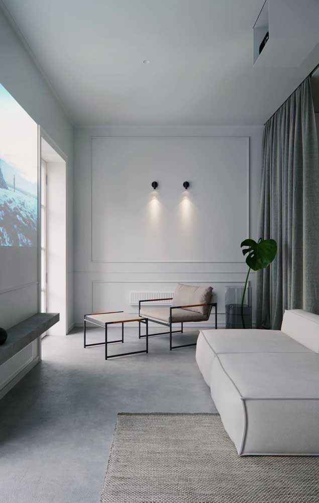 Um quarto confortável em estilo clássico com recamier estofado e revestido nas mesmas cores da colcha e da cabeceira da cama