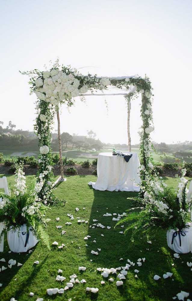 Festa de casamento simples em chácara, com altar de madeira e flores