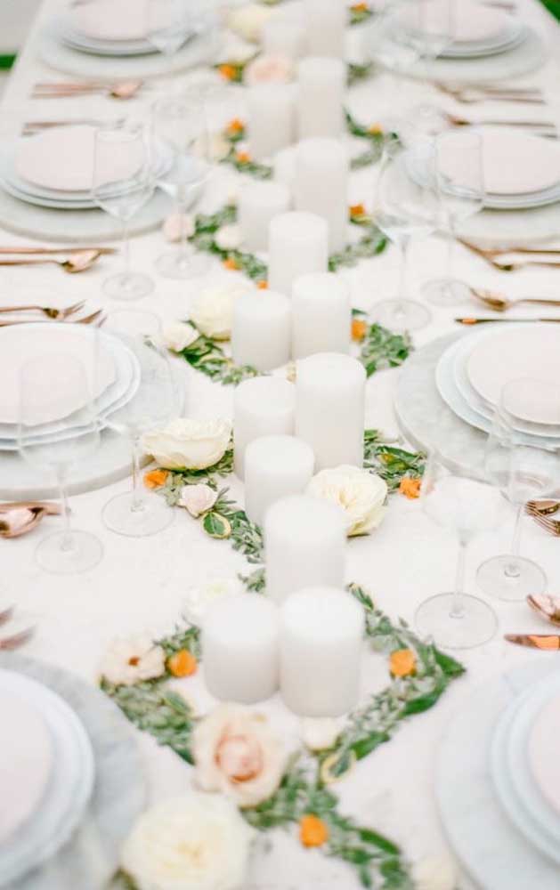 Decoração com velas para a mesa do jantar do casamento simples