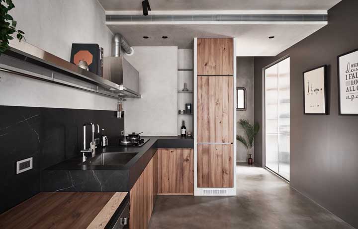 Cozinha linda de estilo industrial com armários de madeira rústica contrastando com as peças de inox