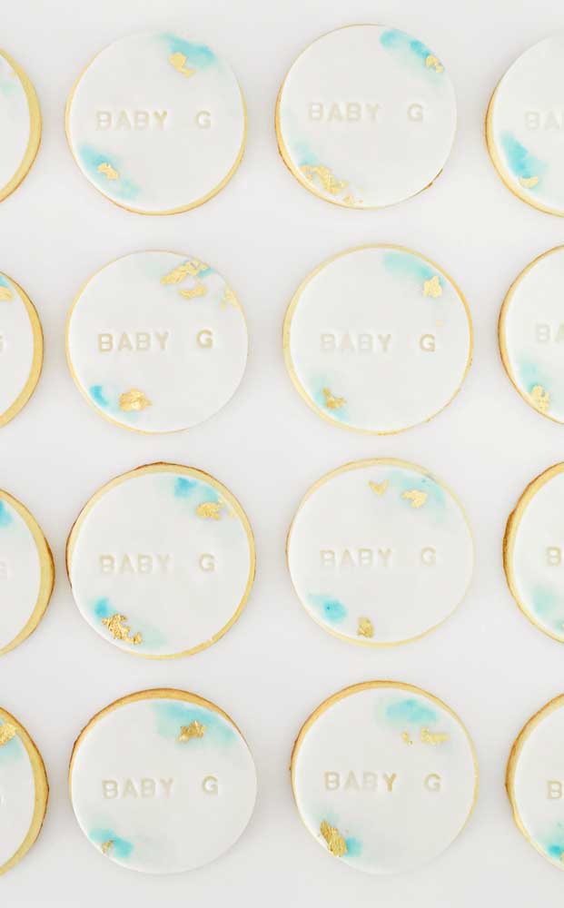 Biscoitinhos delicadamente decorados e personalizados para o chá de bebê