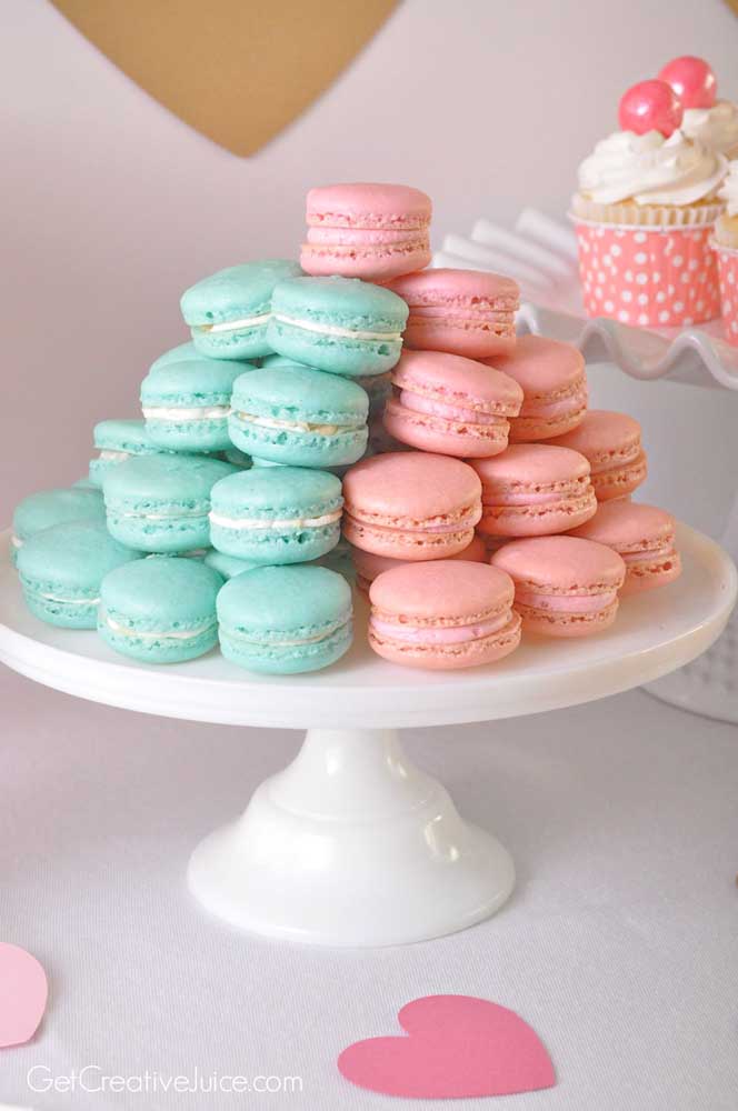 Pilha de macarons nas cores que podem representar o sexo do bebê