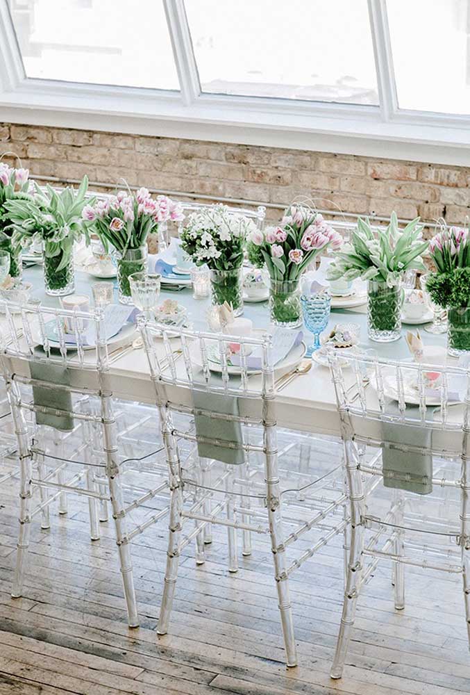 Prepare vários vasos com arranjos florais para decorar a mesa dos convidados. Dessa forma, você deixa o ambiente mais delicado.