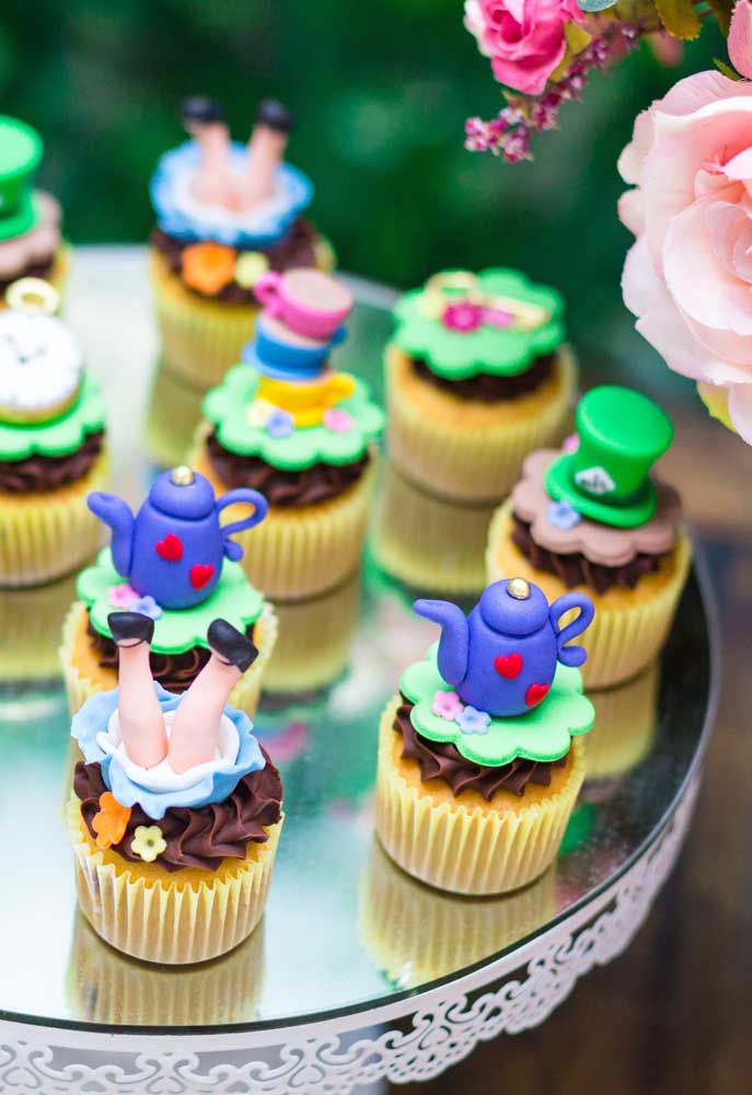 Já pensou como vai decorar o cupcake? Use vários elementos do tema Alice no país das maravilhas e modele no topo do doce.