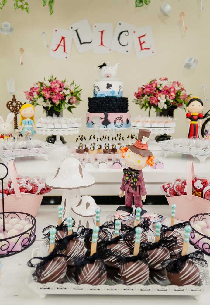 Festa Alice no país das maravilhas: o que servir, cardápio e decoração