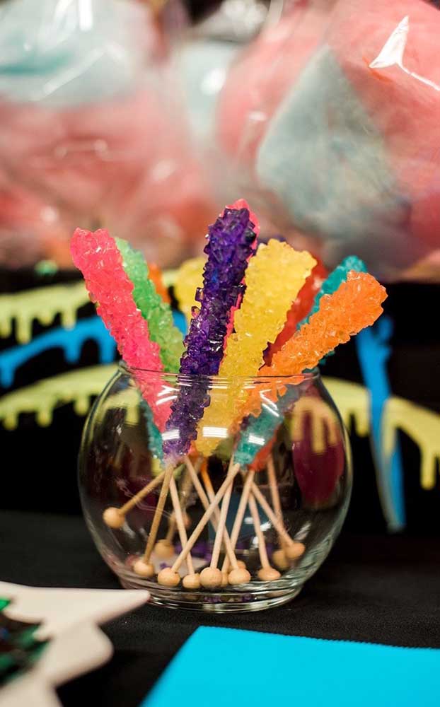 Espetinhos de balas coloridas para decorar e servir na festa neon