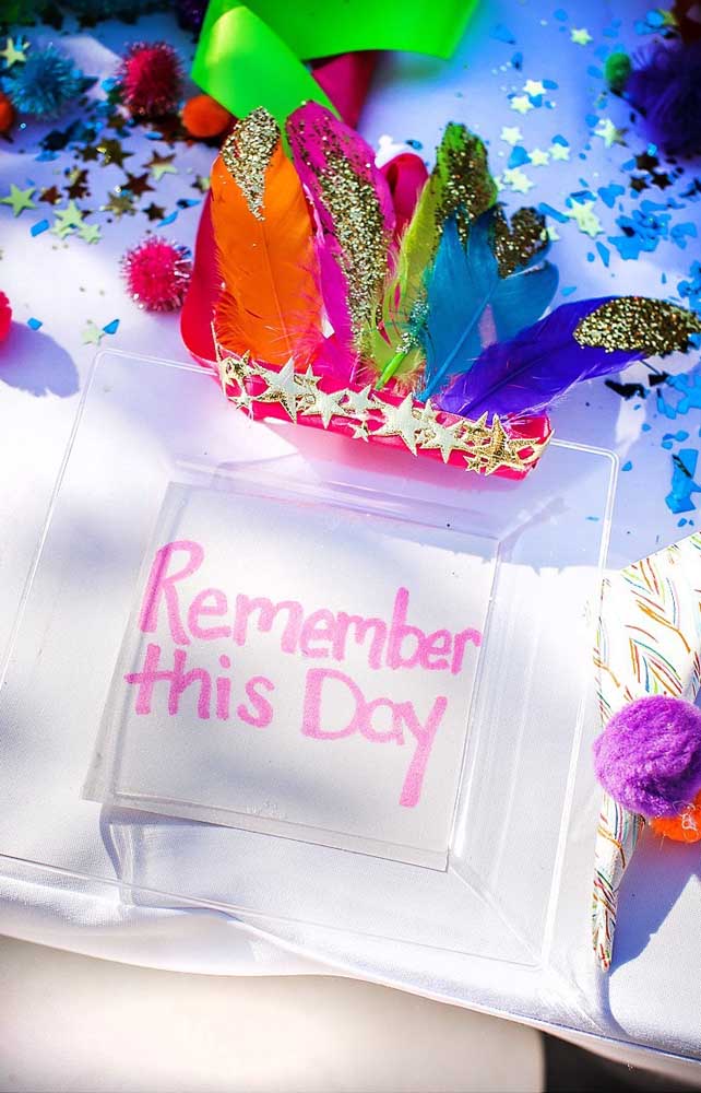 Para os convidados guardaram a festa na memória, nada melhor do que lembrancinhas coloridas e que brilham no escuro