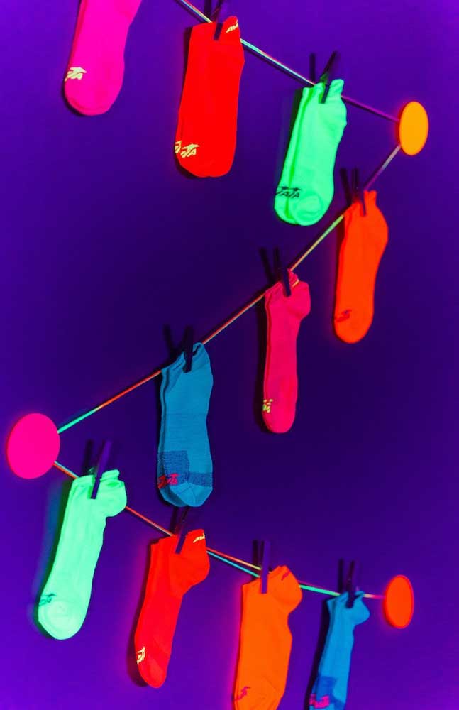 Que tal um varal de meias que brilham no escuro para decorar a festa neon?