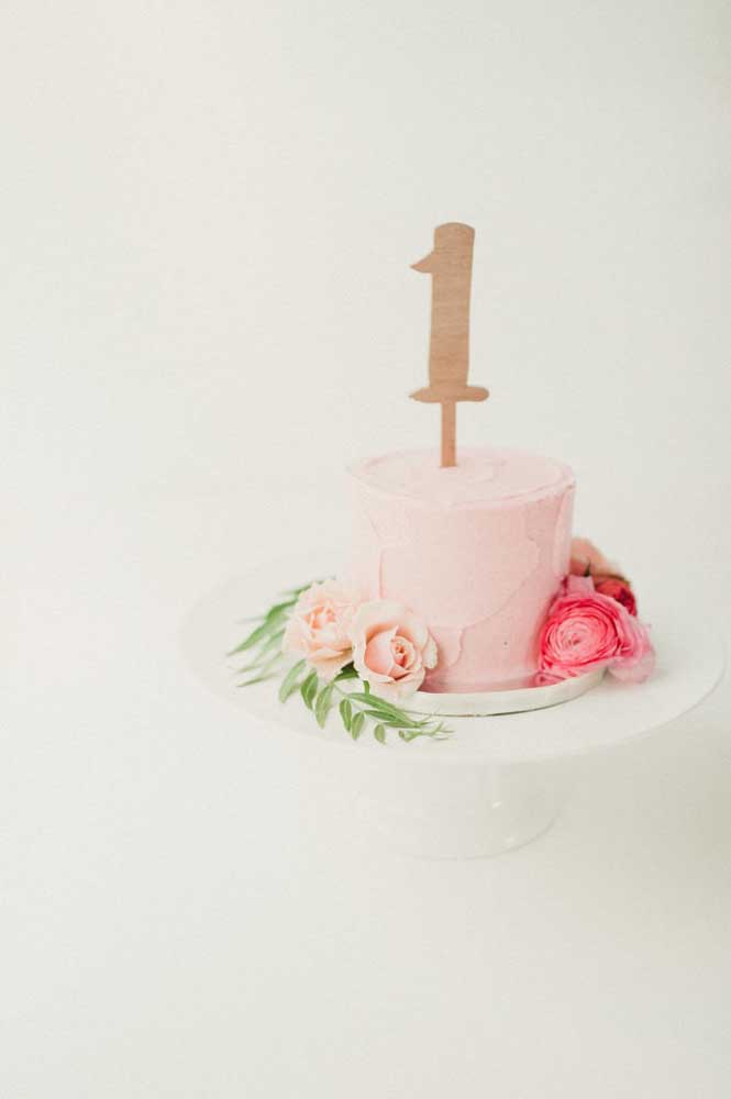 Ideia de bolo para mesversário de um mês: espatulado, simples, pequeno e decorado com flores