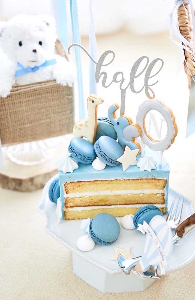 Mesversário com bolo super fofo nas cores azul e branco; boa ideia para uma comemoração para meninos