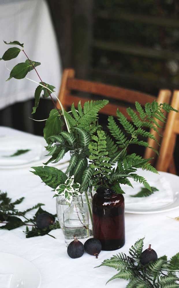 Folhinhas de samambaia na decoração das mesas da festa; outra opção muito recorrente de uso da planta