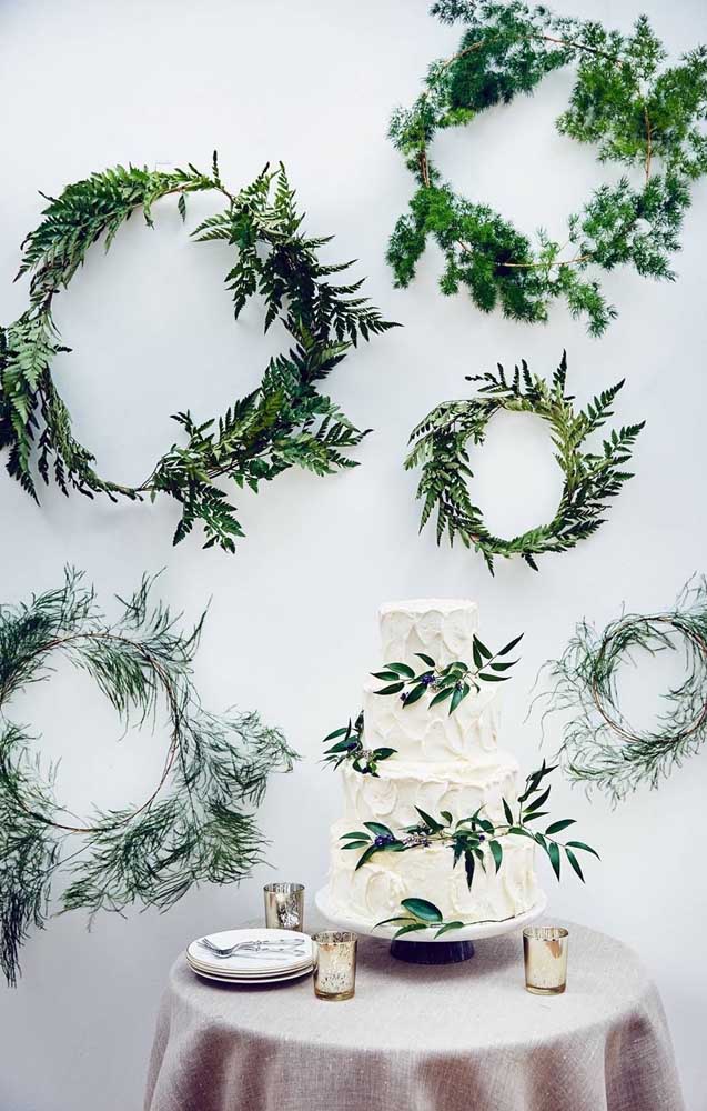 Outra forma de usar a samambaia na decoração de casamento é fazendo um arco verde com as folhas da planta